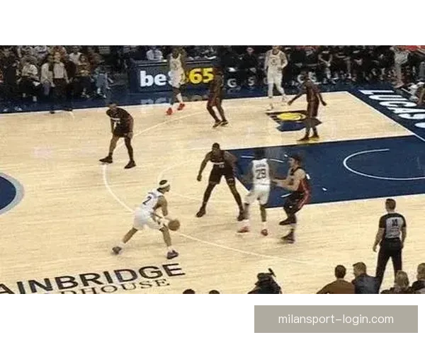 小内姆布哈德球鞋被踩掉后迅速捡起举起干扰投篮遭判技术犯规