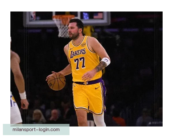 范德比尔特调侃东契奇穿衣走秀 逼穿自家球衣戴金链展现时尚感